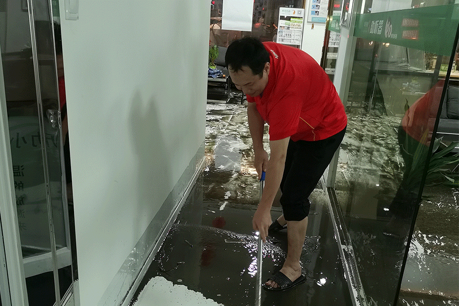 暴雨來襲，聽覺有道驗配師連夜搶救公司財產